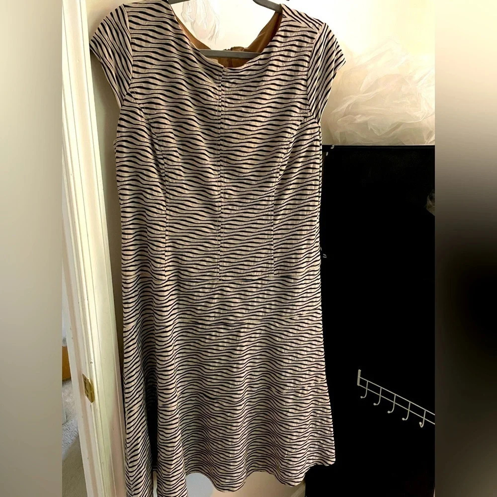 ANNE KLEIN 16 cap sleeve dress‎ Zip & hook back closure Lined tan & black design